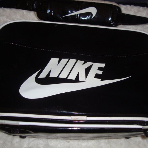 Vintage Nike Patent Leather look Black & White Messenger Gym Bag - Picture 2 of 13